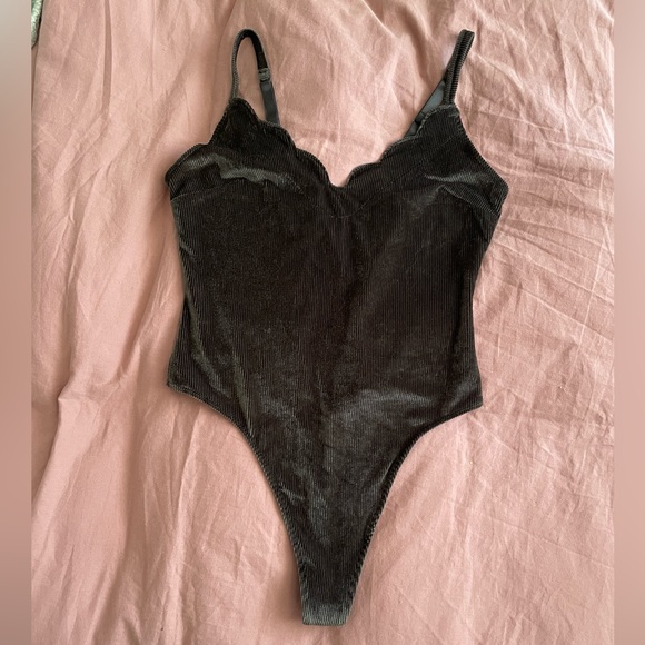 Urbn outfitters scalloped thong bodysuit - Picture 3 of 7